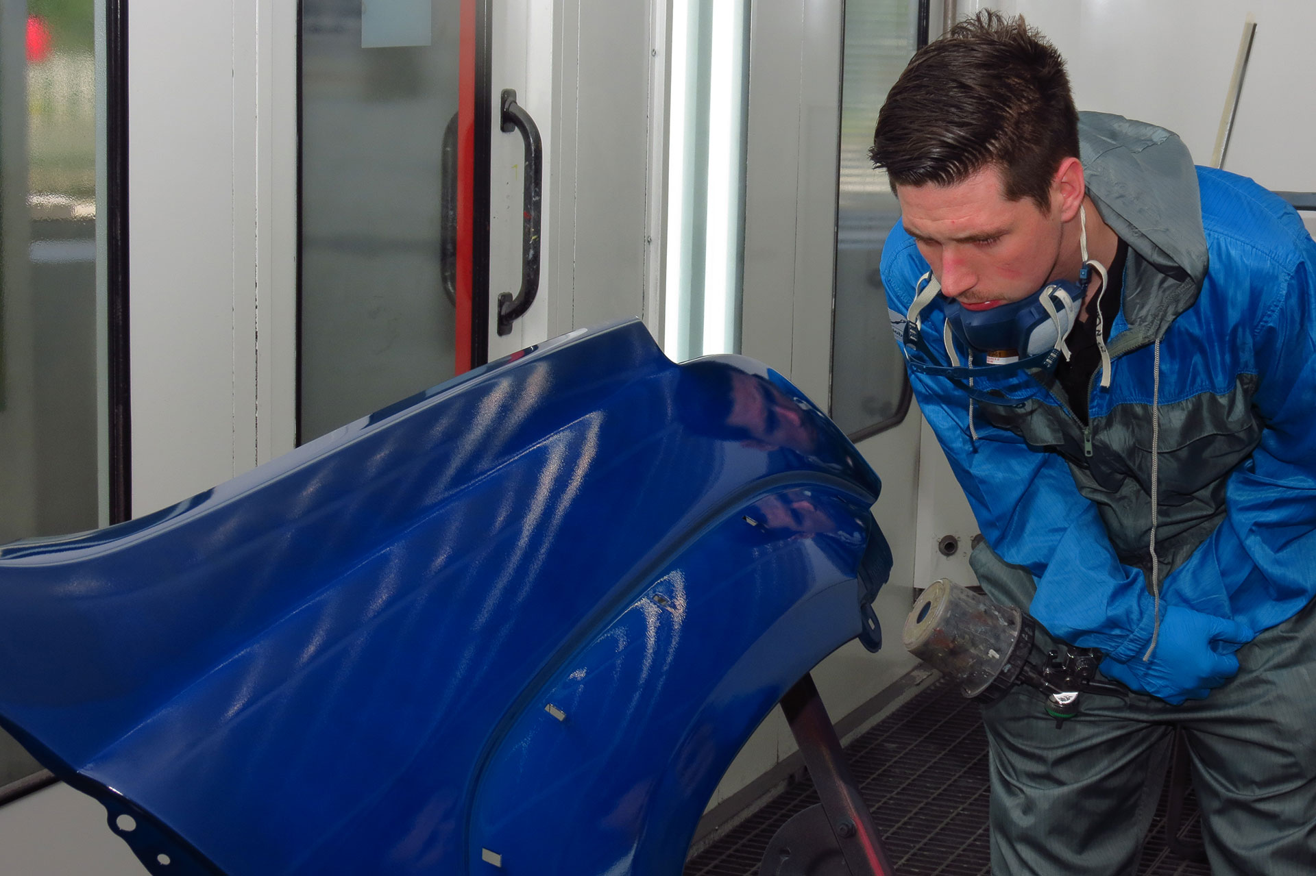 //synergyvrsi.com/wp-content/uploads/2024/06/Apprentice-Training-Academy-Trainee-Caimen-Forde-of-Frank-Byrnes-Examines-his-Work-F2015051941.jpg